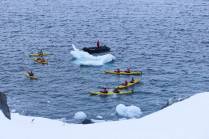 Sob os olhos atentos do guia no zodiac, nosso grupo rema ao lado de um bloco de gelo em Half Moon Island, na Antártida (foto de Marla Barker)